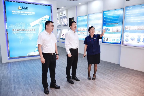 為高質量發(fā)展賦能!青島高新區(qū)李天傳主任至力克川液壓調研3.jpg 為高質量發(fā)展賦能!青島高新區(qū)李天傳主任至力克川液壓調研3.jpg