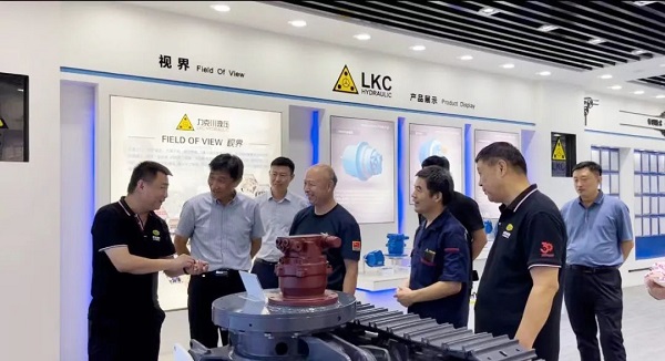 青島德州老鄉(xiāng)會宮兆東秘書長、禹城市在青流動黨員黨總支籌建負責人劉建民一行7人蒞臨公司參觀調(diào)研3.jpg 青島德州老鄉(xiāng)會宮兆東秘書長、禹城市在青流動黨員黨總支籌建負責人劉建民一行7人蒞臨公司參觀調(diào)研3.jpg