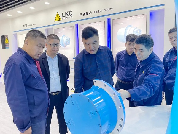 廣州塔山機械、廣州韓川液壓、江蘇靖江新世紀液壓、無錫密斯特智能裝備制造有限公司一行6人蒞臨力克川參觀交流2.jpg