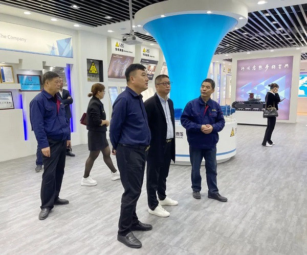 廣州塔山機械、廣州韓川液壓、江蘇靖江新世紀液壓、無錫密斯特智能裝備制造有限公司一行6人蒞臨力克川參觀交流3.jpg