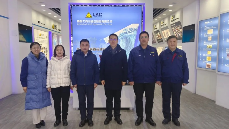 1735520375150289.jpg 高新區(qū)工委委員、管委副主任張建軍一行蒞臨青島力克川液壓股份有限公司調(diào)研指導1.jpg